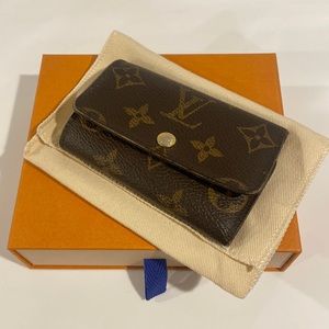 Louis Vuitton 6 KEY HOLDER keychain (monogram)